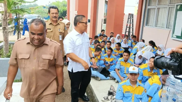 Siswa SMKN 8 Batam Belajar di Koridor, Jumlah Rombel Membengkak