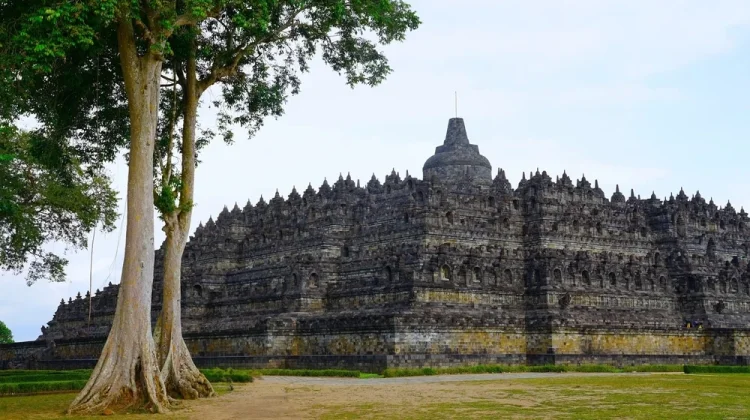 Candi Borobudur: Jejak Sejarah dan Perjalanan Spiritual di Magelang