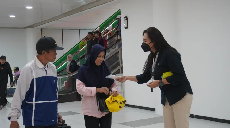Kabut Asap Selimuti Batam, Bandara Hang Nadim Bagikan Masker ke Penumpang