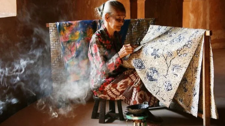 Tahapan Membuat Batik Tulis dengan Teknik Tradisional