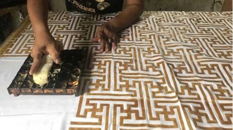 Membuat Batik dengan Teknik Cap, dari Motif hingga Pewarnaan