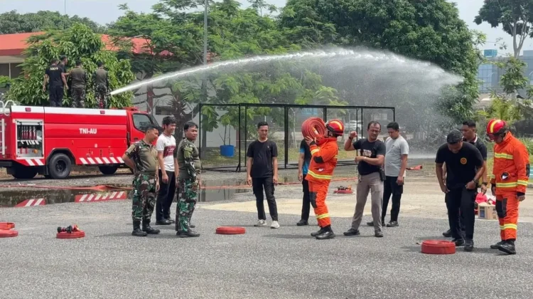 Lanud Hang Nadim Tingkatkan Kesiapsiagaan lewat Latihan Mobil Pemadam