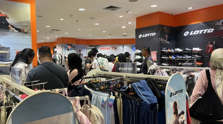 Hari Terakhir Promo Diskon Sports Station, Warga Rela Antre Panjang