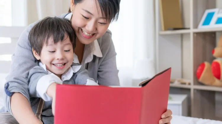 Membaca Buku Bantu Anak Cepat Berbicara