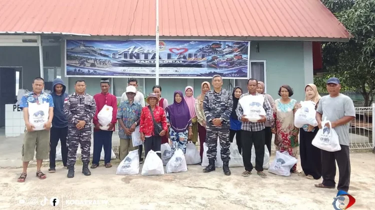 Kodaeral IV Bagikan Sembako, Perkuat Kedekatan dengan Masyarakat Pesisir