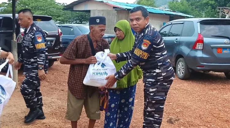 Kodaeral IV Bagikan Sembako, Perkuat Kedekatan dengan Masyarakat Pesisir
