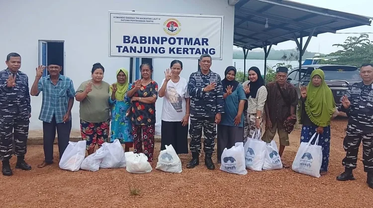 Kodaeral IV Bagikan Sembako, Perkuat Kedekatan dengan Masyarakat Pesisir