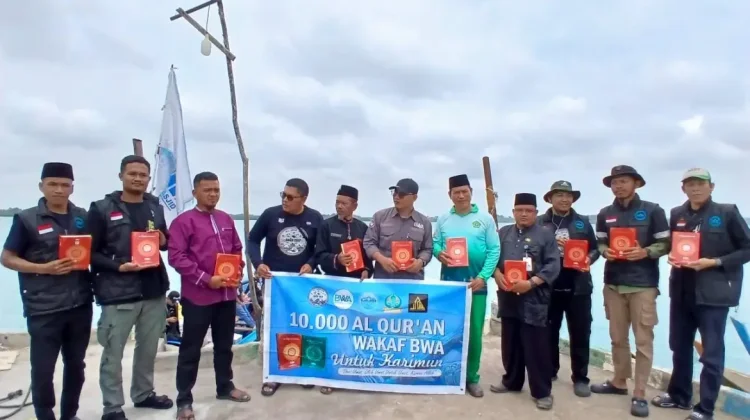 Badan Wakaf Al-Qur’an Serahkan 300 Mushaf Al-Qur’an