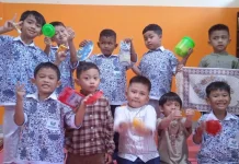 Kesibukan Orang Tua jelang Anak Kembali Masuk Sekolah