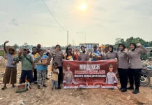 Polwan Polresta Barelang Berbagi Kasih di Tengah Warga TPS Jodoh