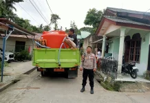 Polisi Kawal Distribusi Air Bersih bagi Warga Terdampak di Batam