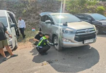 Polisi Bantu Pengendara Alami Ban Bocor di Jalur Barelang Batam