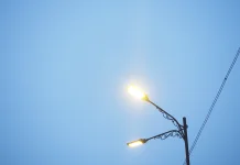 Asal Usul Warna Lampu Jalan, Dari Kuning Hangat hingga Putih Terang