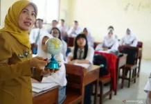[Hoaks] DPR Sepakati Gaji Guru 5 Juta Sebulan