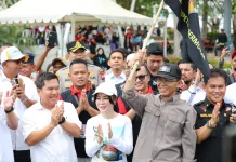 Keceriaan Amsakar-Li Claudia bersama Buruh Batam