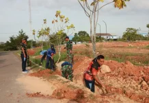 Danlanud Hang Nadim Pimpin Karya Bhakti Bersihkan Drainase