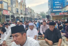 Ratusan Warga Perum Puri Malaka Shalat Ied di Lapangan Parkir Cipta Puri