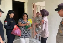 Polisi dan Komunitas Sosial Bagikan Sembako untuk Warga Kurang Mampu di Belakang P