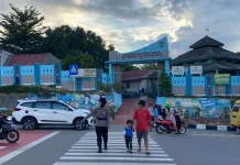 Polwan Barelang Kawal Keselamatan Siswa Saat Pulang Sekolah