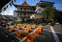 Ribuan Umat Buddha Ikuti Ritual “Tiga Langkah Satu Sujud” di Singapura