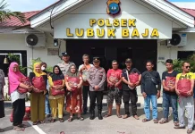 Polsek Lubuk Baja Bagikan 100 Paket Sembako untuk Warga Kurang Mampu