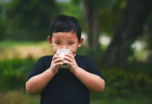 Penuhi Cairan saat Anak Mengalami Demam