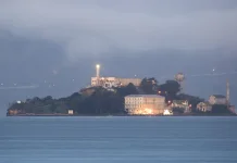 Kapal Berpenumpang 20 Orang Tenggelam di Dekat Alcatraz