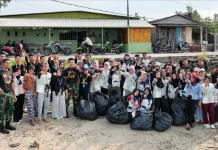 TNI AL dan Warga Belakang Padang Gotong Royong Bersihkan Pantai
