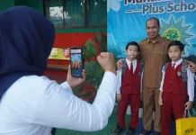 Ayah Antarkan Anak Hari Pertama Sekolah, Perkuat Peran Ayah melalui Gerakan GAMAS