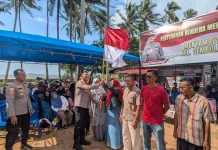 Polresta Barelang Salurkan Bantuan Sosial dan Bagikan Bendera di Sembulang