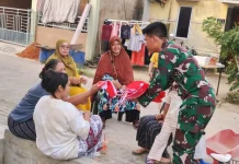 Sambut HUT 81 RI, Lanud Hang Nadim Bagikan Bendera Merah Putih