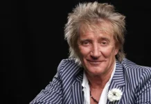 Rod Stewart Tunda Konser Empat Pekan
