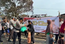 Polsek Batu Ampar Bantu Warga Terdampak Kebakaran di Pantai Stress