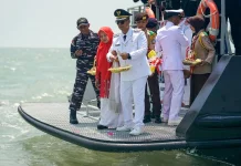 HUT ke-81 RI, Pemkab Karimun Tabur Bunga di Atas Kapal Patroli