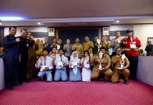 Pemkab Karimun Serahkan Hadiah Lomba Gerak Jalan HUT RI ke-81