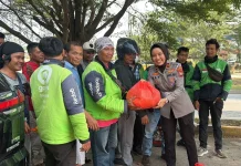 Polwan Polresta Barelang Sambangi dan Beri Sembako untuk Ojek Online di Tembesi