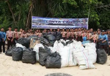 TNI AL Gelar Bersih Pantai dan Sosialisasi BHD di Batam Bersama Saka