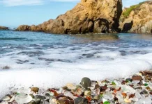 Glass Beach, Pantai Unik yang Terbentuk dari Pecahan Kaca