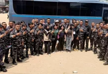 Prajurit Kodaeral IV Gotong Royong Bersihkan Lingkungan di Tanjung Uma