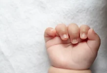 Cara Aman dan Mudah Menjaga Kebersihan Kuku Bayi