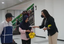 Kabut Asap Selimuti Batam, Bandara Hang Nadim Bagikan Masker ke Penumpang