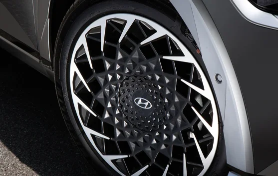 Bolehkah Mobil Listrik Pakai Ban Biasa? Ini Penjelasannya