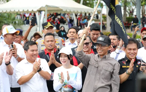 Keceriaan Amsakar-Li Claudia bersama Buruh Batam