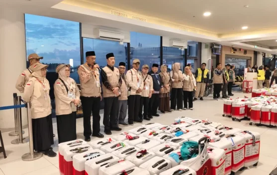 Lepas Kloter 20 BTH, Kakanwil Kemenag Kepri Ingatkan Jemaah Fokus Ibadah