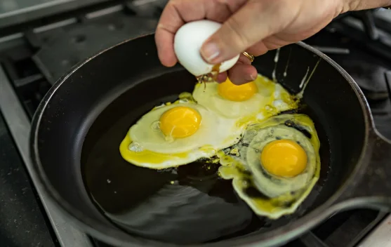 Mentega atau Minyak, Mana yang Lebih Baik untuk Menggoreng Telur?