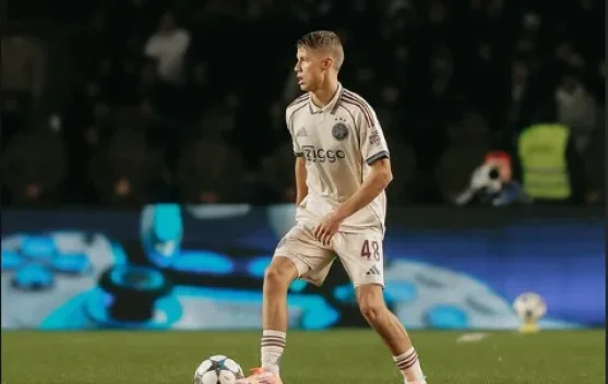 Newcastle Resmi Rekrut Sean Steur dari Ajax dengan Kontrak 5 Tahun