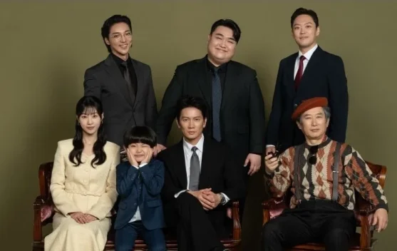 Ji Sung Tampil Kocak lewat Foto Keluarga Palsu di Drama Baru