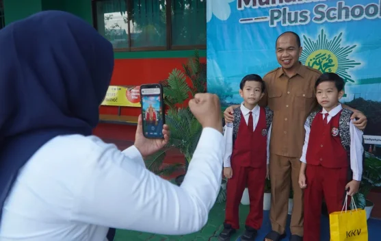 Ayah Antarkan Anak Hari Pertama Sekolah, Perkuat Peran Ayah melalui Gerakan GAMAS