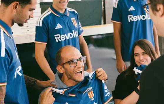 Rilis Jersey Baru, Como Promosi Gunakan Masyarakat Lokal