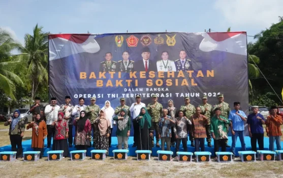 TNI Gelar Bakti Sosial dan Kesehatan untuk Warga Lingga saat Latihan